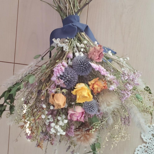 40cmバラと瑠璃玉アザミのナチュラルドライフラワースワッグ 花束
