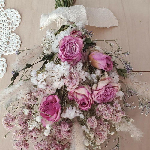 バラと彩り小花のピンク系ドライフラワースワッグ 花束 ブーケ
