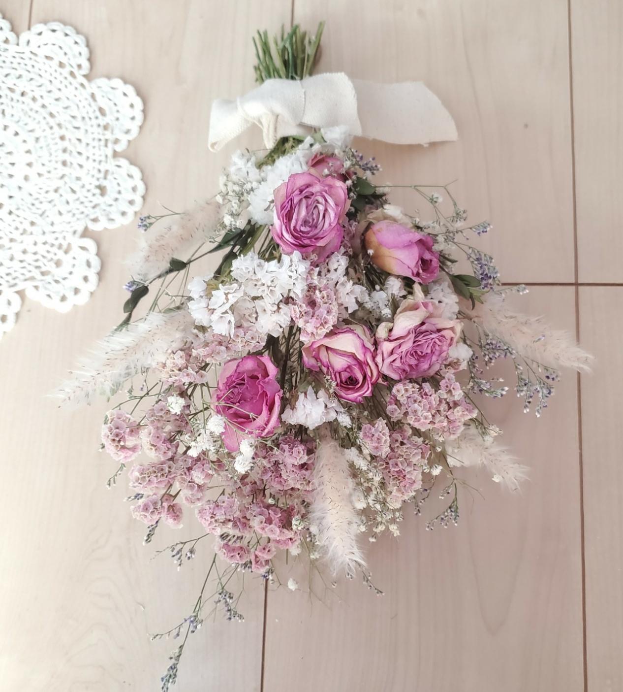 バラと彩り小花のピンク系ドライフラワースワッグ 花束 ブーケ バラと彩り小花のピンク系ドライフラワースワッグ 花束 ブーケ