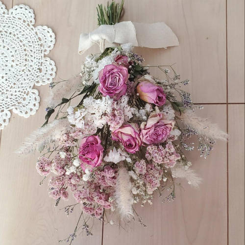 バラと彩り小花のピンク系ドライフラワースワッグ 花束 ブーケ