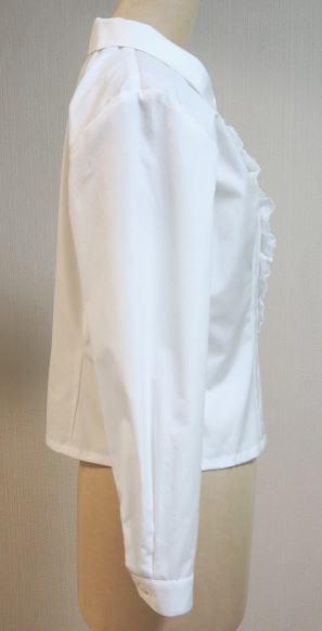 ショールカラーのフリル付きブラウスB（白地）