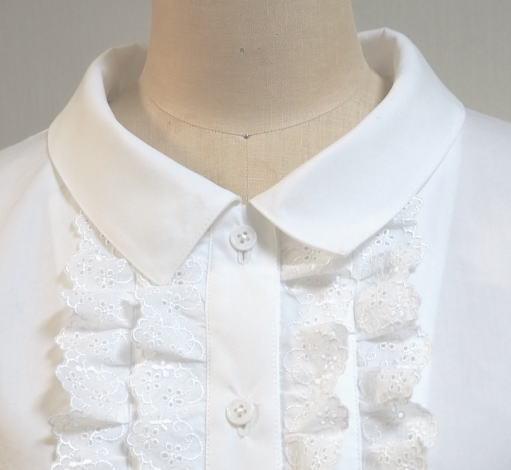 ショールカラーのフリル付きブラウスB（白地）