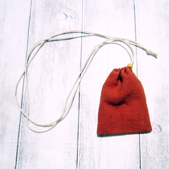 首から下げられる、巾着袋－お守り袋・ストーン入れ☆無地・テラコッタ 3枚目の画像