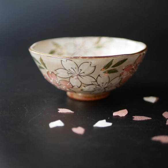 大きめ桜　ご飯茶碗（大）　イッチン　金彩　陶器　京焼 1枚目の画像