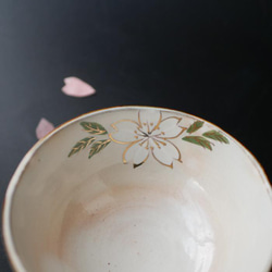 大きめ桜　ご飯茶碗（大）　イッチン　金彩　陶器　京焼 3枚目の画像