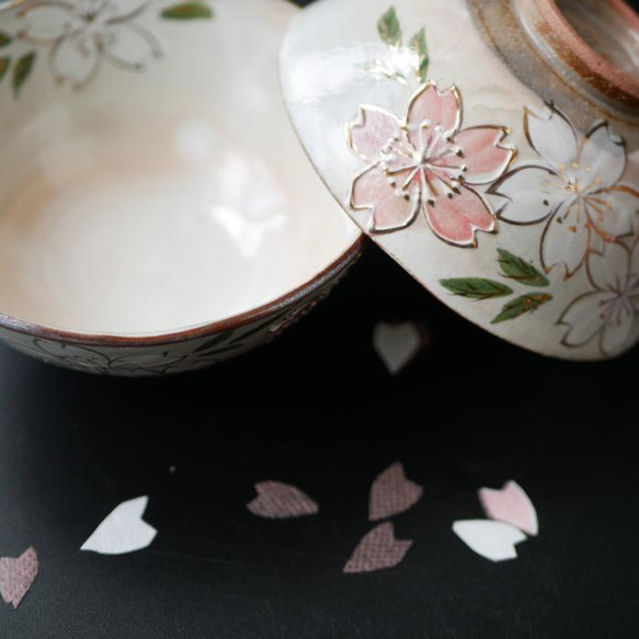 大きめ桜　ご飯茶碗（大）　イッチン　金彩　陶器　京焼 4枚目の画像