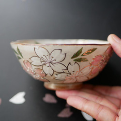 大きめ桜　ご飯茶碗（大）　イッチン　金彩　陶器　京焼 2枚目の画像
