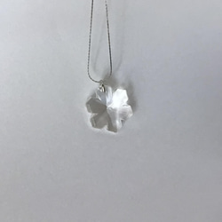 クリスタル雪の結晶のロングネックレス 2枚目の画像