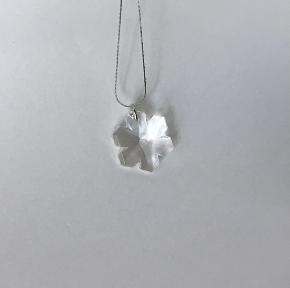 クリスタル雪の結晶のロングネックレス 2枚目の画像