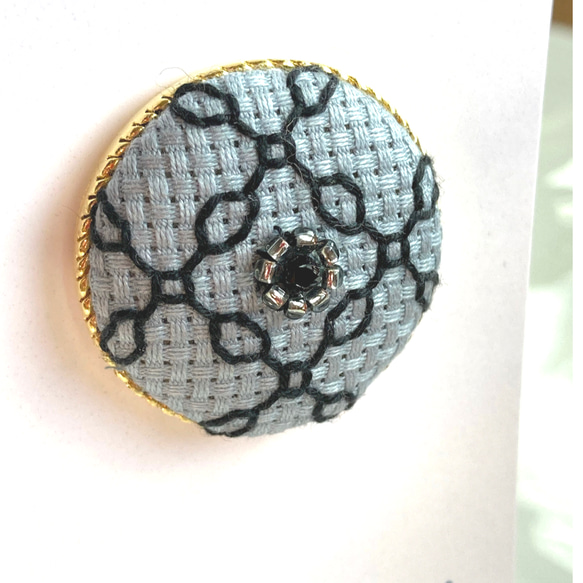トレリスと小花刺繡のヘアゴム　淡ブルーグレー布×黒×ジェット色ビーズ 3枚目の画像