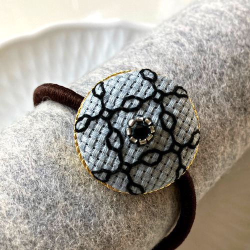 トレリスと小花刺繡のヘアゴム 淡ブルーグレー布×黒×ジェット色ビーズ 