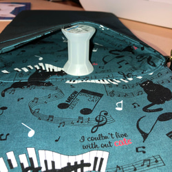 ショルダーバッグ　A4 サイズ　ポケットあり　肩紐調整可　猫　音符　ピアノ 5枚目の画像