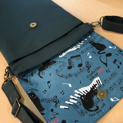 ショルダーバッグ　A4 サイズ　ポケットあり　肩紐調整可　猫　音符　ピアノ 7枚目の画像
