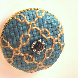 トレリスと小花刺繡のヘアゴム　濃ブルーグレー布×キャメル×スモークトパーズ色ビーズ 3枚目の画像
