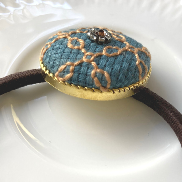 トレリスと小花刺繡のヘアゴム　濃ブルーグレー布×キャメル×スモークトパーズ色ビーズ 5枚目の画像