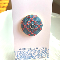 トレリスと小花刺繡のヘアゴム　濃ブルーグレー布×アンティークピンク×モンタナ色ビーズ 1枚目の画像