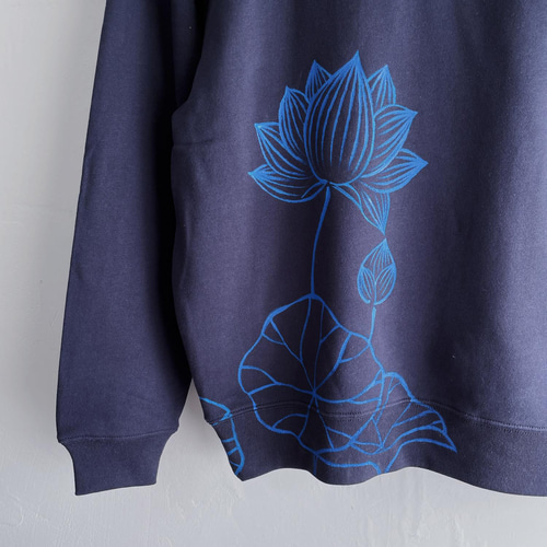 手描き青蓮の花柄トレーナー ネイビー クルーネックスウェット
