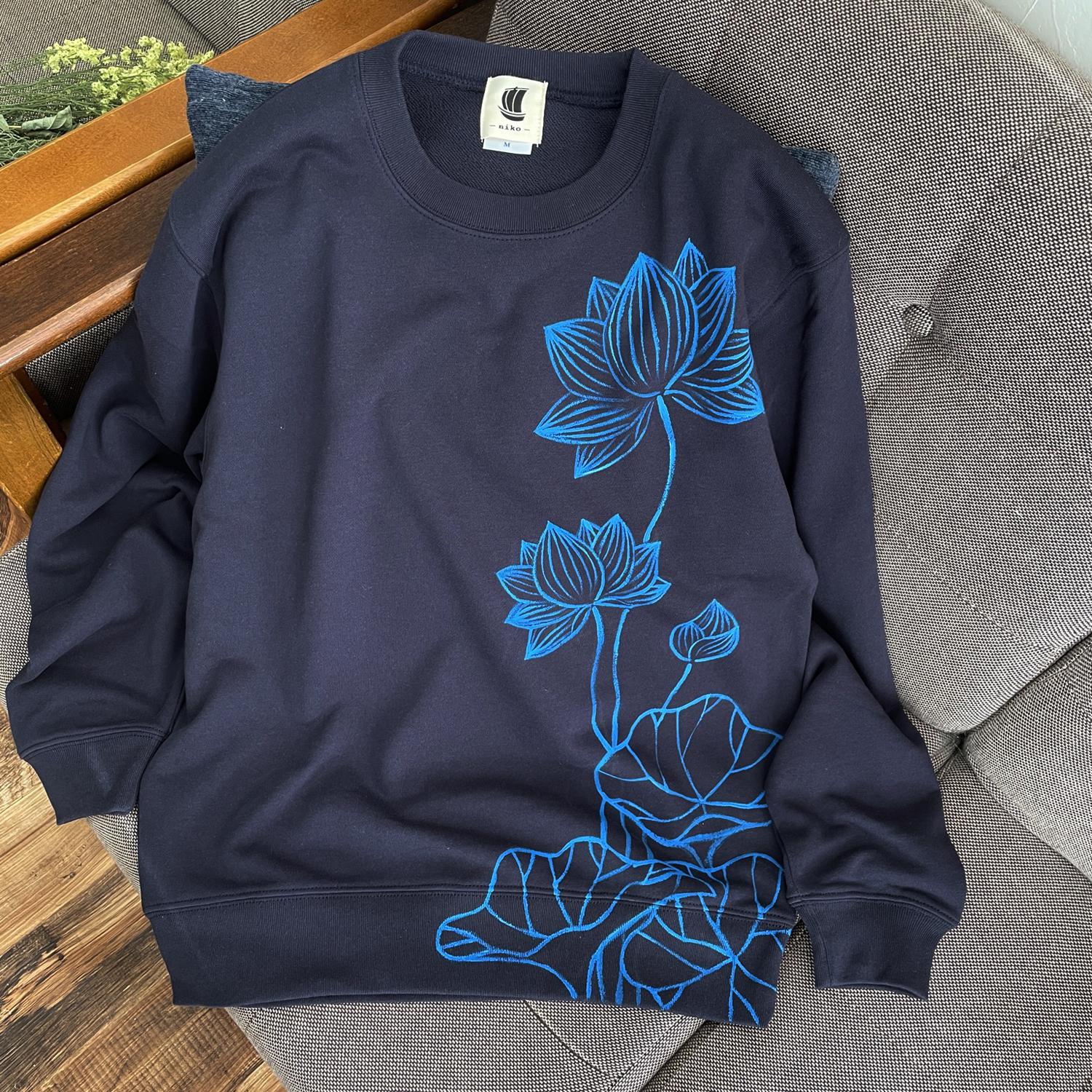 手描き青蓮の花柄トレーナー ネイビー クルーネックスウェット