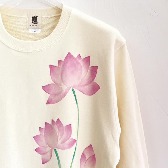 手描き蓮の花柄トレーナー ナチュラル クルーネックスウェット 3枚目の画像