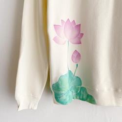 手描き蓮の花柄トレーナー ナチュラル クルーネックスウェット 5枚目の画像