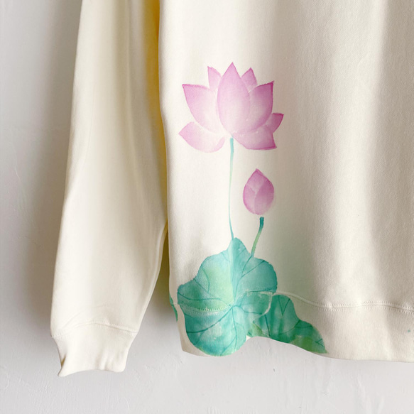 手描き蓮の花柄トレーナー ナチュラル クルーネックスウェット 5枚目の画像