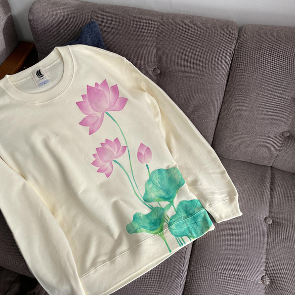 手描き蓮の花柄トレーナー ナチュラル クルーネックスウェット 2枚目の画像
