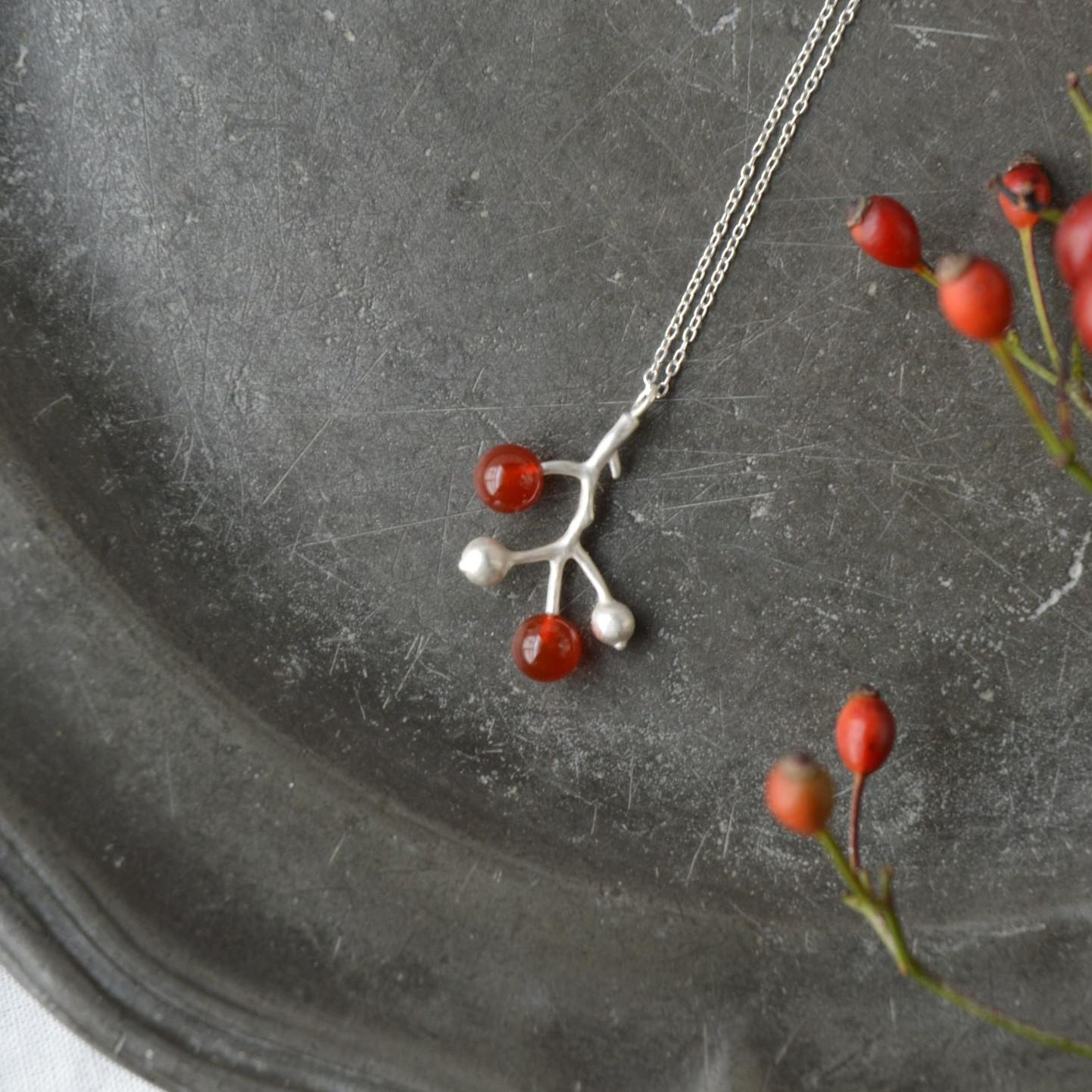 ノイバラの実のネックレス