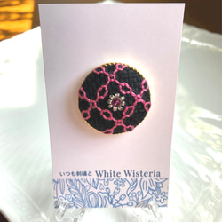 トレリスと小花刺繡のヘアゴム　黒布×ピンク×フューシャ色ビーズ 1枚目の画像