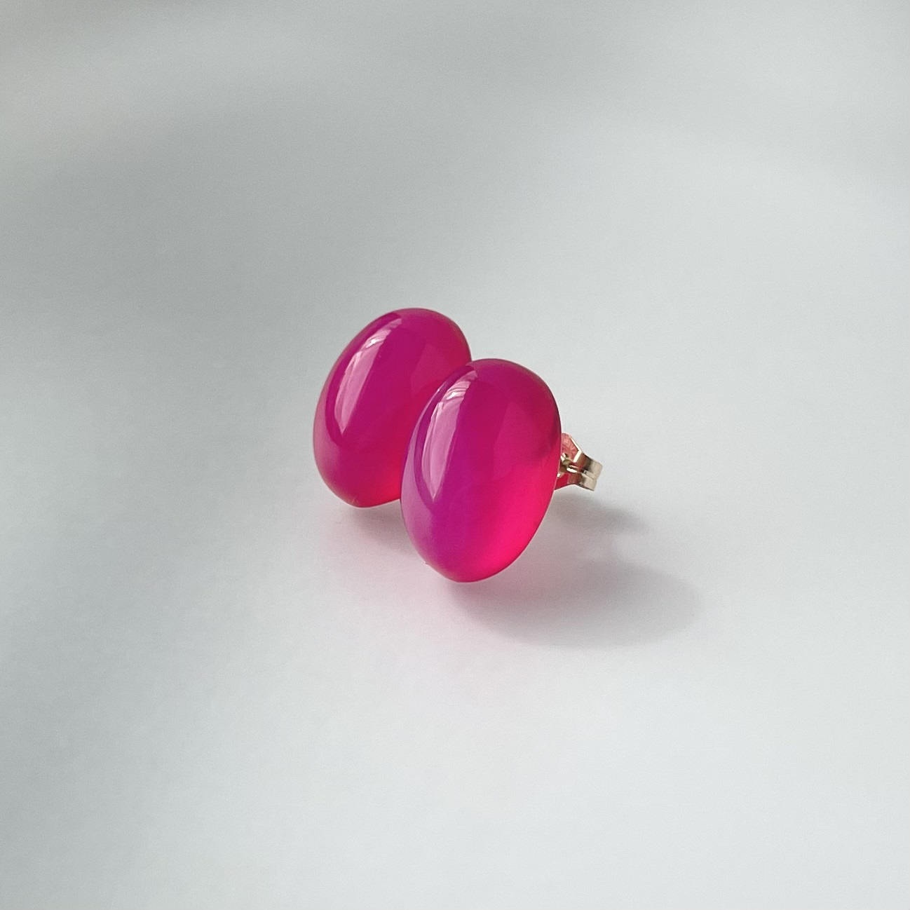Fuchsia Pink Chalcedony Oval ピアス / イヤリング