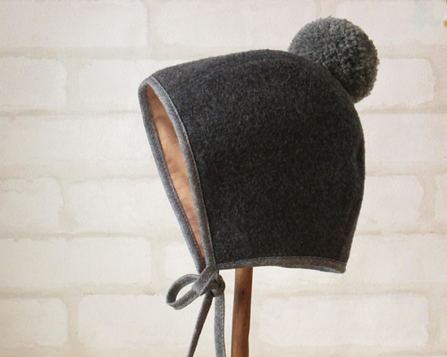 ポンポン付き♡グレー＊ウールモッサのボンネット 帽子(ベビー・キッズ