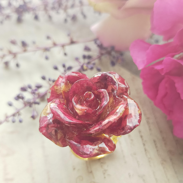 〜真紅の薔薇の指輪〜　リング　シンプル　バラ　ばら　林檎　りんご　リンゴ　レジン　クリア　ドライフラワー　赤　かわいい　 4枚目の画像