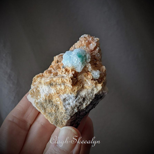 Rosasite in Gypsum on Dolomite】ローザサイト in ジプサム on