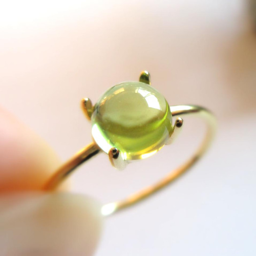 美粒】宝石質6mm「ペリドット」カボションリング 指輪・リング KUON