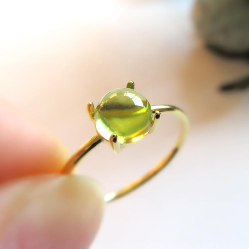美粒】宝石質6mm「ペリドット」カボションリング 指輪・リング KUON