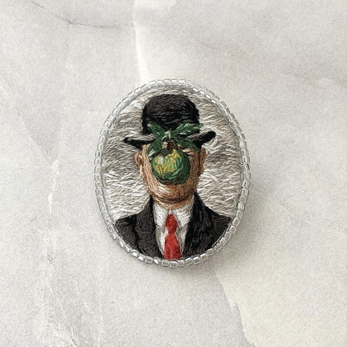 えりちんさまオーダー品】マグリット「人の子」の手刺繍ブローチ  
