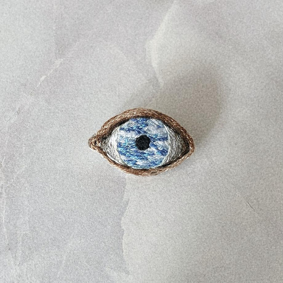 えりちんさまオーダー品】マグリット「偽りの鏡」手刺繍ブローチ  