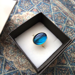 【LAST1】天然石の指輪 ■ シンプル 大粒オーバル ■ ブルー染色アンバー（琥珀） 5枚目の画像