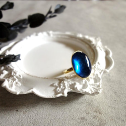 【LAST1】天然石の指輪 ■ シンプル 大粒オーバル ■ ブルー染色アンバー（琥珀） 8枚目の画像
