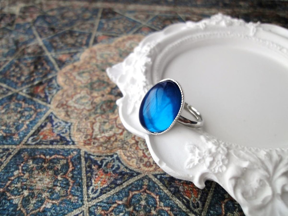 【LAST1】天然石の指輪 ■ シンプル 大粒オーバル ■ ブルー染色アンバー（琥珀） 3枚目の画像