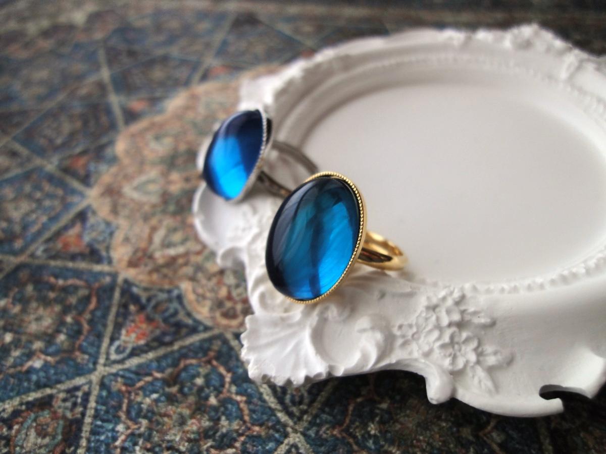 【LAST1】天然石の指輪 ■ シンプル 大粒オーバル ■ ブルー染色アンバー（琥珀）