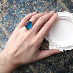 【LAST1】天然石の指輪 ■ シンプル 大粒オーバル ■ ブルー染色アンバー（琥珀） 4枚目の画像