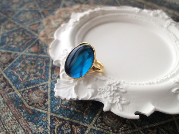 【LAST1】天然石の指輪 ■ シンプル 大粒オーバル ■ ブルー染色アンバー（琥珀） 2枚目の画像