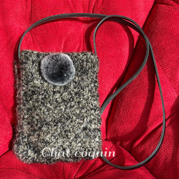 【ぬくぬく手編みバッグ】アラン編みファーポンポン付きポシェット／プークレ 1枚目の画像