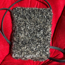 【ぬくぬく手編みバッグ】アラン編みファーポンポン付きポシェット／プークレ 3枚目の画像