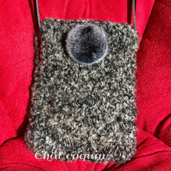 【ぬくぬく手編みバッグ】アラン編みファーポンポン付きポシェット／プークレ 2枚目の画像