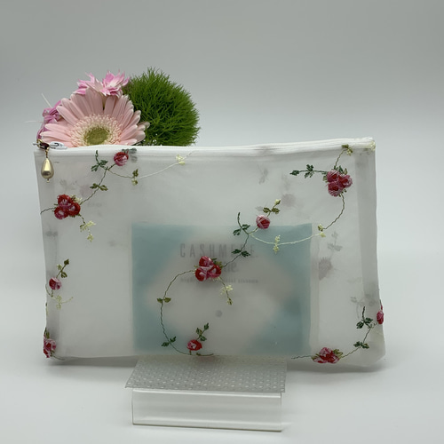 シースルーなフラットポーチ オーガンジー花柄刺繍とハードメッシュ