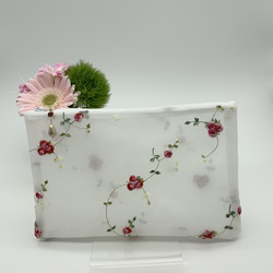 シースルーなフラットポーチ オーガンジー花柄刺繍とハードメッシュ
