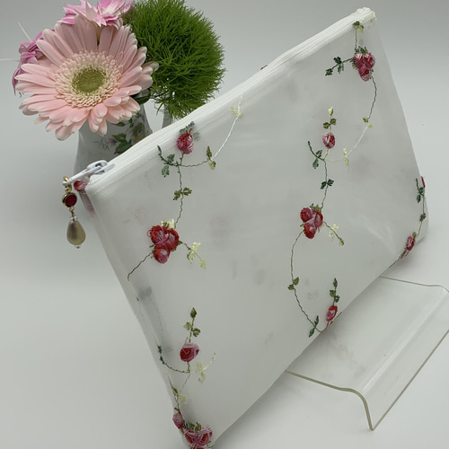 シースルーなフラットポーチ オーガンジー花柄刺繍とハード