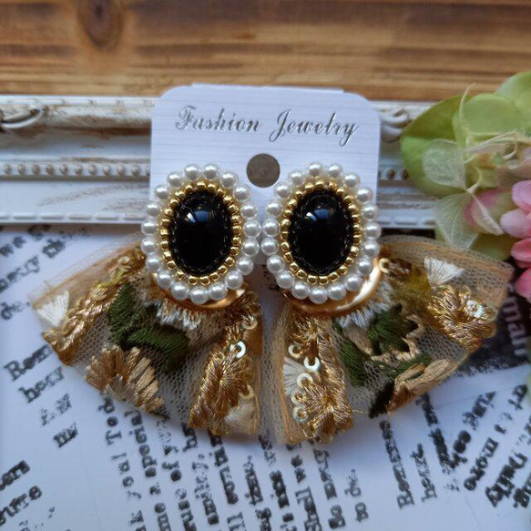インド刺繍 ビーズ刺繍 おおぶり カボション ゴールド パール ピアス 