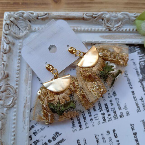 インド刺繍 ビーズ刺繍 おおぶり カボション ゴールド パール ピアス 